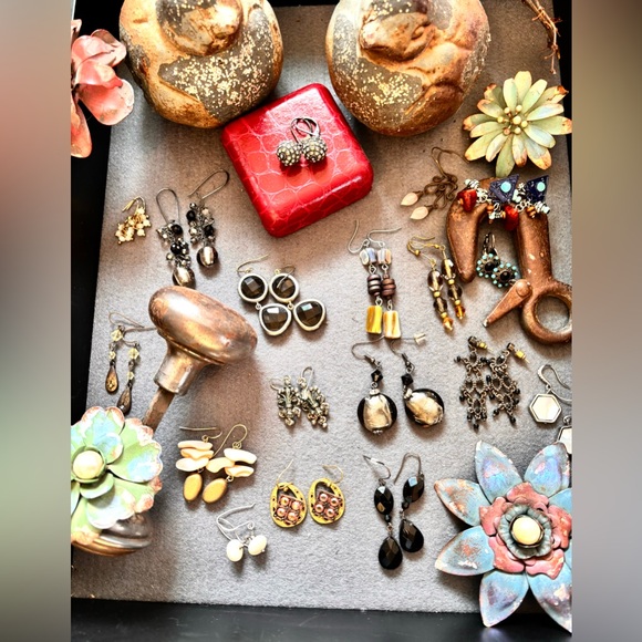 Bundle Lot of 18 Pair of Unique Vintage Retro Assorted Pierced Dangle Earrings - Picture 13 of 17